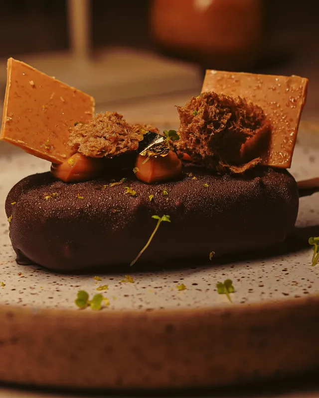 En chokladdessert med spröda detaljer, nära